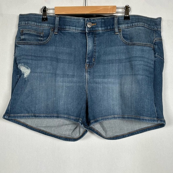 Torrid 3.5” Bombshell Premium Stretch High-Rise Jean Short NWT - Picture 1 of 14